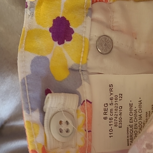 Levi Shorts, Floral print, Size 6 Regular. - Picture 8 of 9